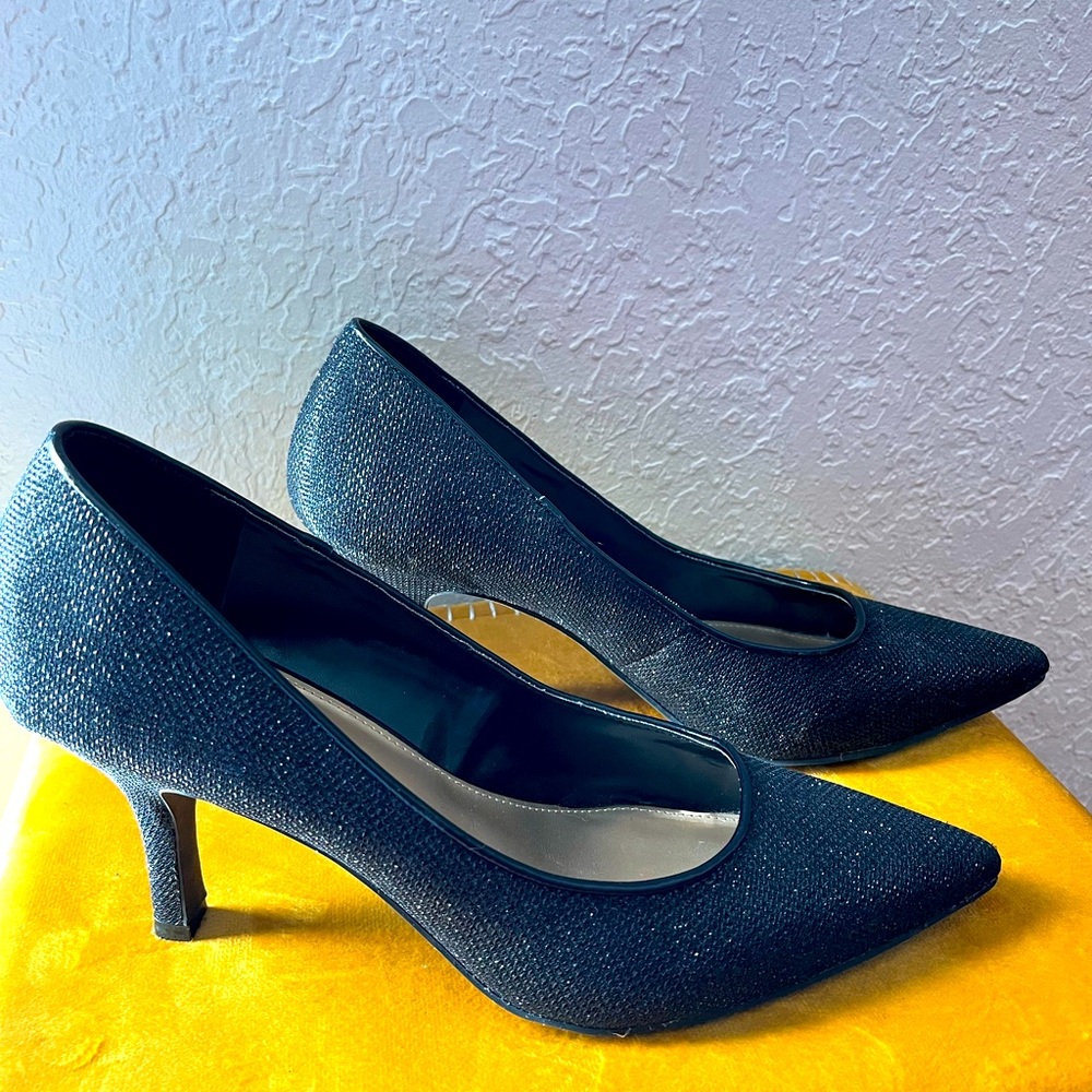 Black shimmer size 10 pumps